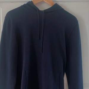 Säljer denna riktigt snygga hoodie från  j.Lindeberg i storlek s. Köptes för 1800kr och är knappt använd