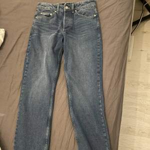 Helt nya Jeans i storlek 28 men är lite oversized. Säljer pga att jag råka ta av lappen när jag tänkte returnera. Orginal pris ca 500kr, men säljer för 250kr