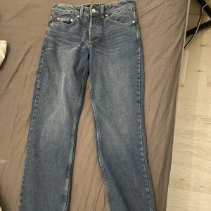 Baggy Jeans - Helt nya Jeans i storlek 28 men är lite oversized. Säljer pga att jag råka ta av lappen när jag tänkte returnera. Orginal pris ca 500kr, men säljer för 250kr