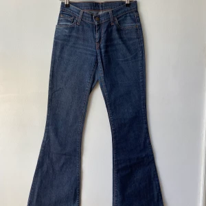 Levi’s bootcut jeans - mörkblåa levis bootcut jeans i fint skick. har tyvärr ingen bild på passformen då jeansen inte passar mig, men midjemåttet är 68cm och innerbenslängden är 79cm💞jag möts inte upp och köparen står för frakt❣️ kontakta privat för mer information💓