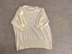 Gul tröja - Säljer denna jätte fina gula tröjan för att jag inte använder den, kontakta mig privat om du vill ha fler bilder