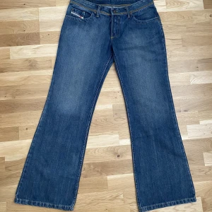 Diesel Flared jeans - I princip nya. En riktig rare piece som har bevarats bra. Lågmidjade i storlek 34. Det är bara att fråga om ni vill veta measurements.