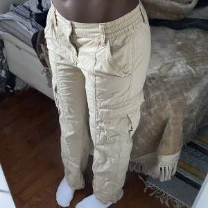 Beiga Cargos - Beiga cargos som har kommit till användning ett par gånger. De blev för korta för min smak (jag är 171cm ). Inga tecken på användning. Pris kan diskuteras💛 Skriv för mer bilder!