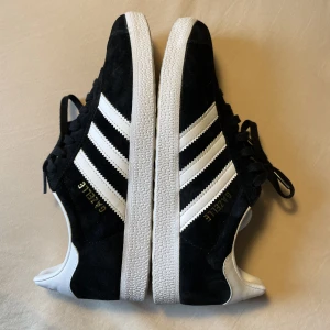 Adidas gazelle - Använda 3 gånger. Jättefint skick, förutom en fläck på insidan