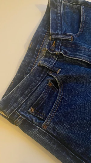 Levis 501 - Säljer dessa unika Levis 501. Dessa är i ett starkare material och är en speciell modell köpt på Hollywood för 1000 kr. Den är lite bredare än 501 men det är en märkbar skillnad. Super sköna och snygga! Säljer dem för 550 kr!