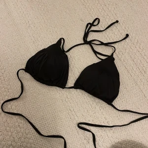 Bikinitopp - Bikinitopp från hm med pads i brösten. Justerbara band både runt halsen och kroppen. Köpare står för frakt❤️
