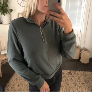 Half zip hoodie - Grön half zip hoodie från Bikbok storlek M. OBS!! Inte mina bilder.