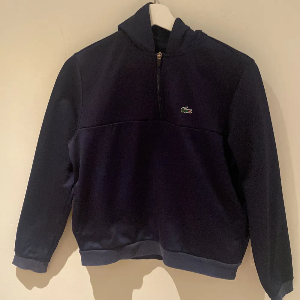 Säljer min urvuxna Lacoste Half zip Hoodie. Fint skick finns inga märken eller fläckar!  Färg: mörk blå   Kan gå ner i pris vid snabb. Hoodies.