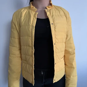 Dunjacka - Säljer denna super söta dunjacka med en fin volang krage från Sfera Casual. Aldrig använd och den har tyvärr blivit för liten. 