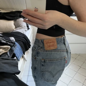 Levis jeans - Går ner t fötterna och är 171 cm:) jätte fin marinblå färg speglas bäst i bild 2 ❤️‍🔥🤠
