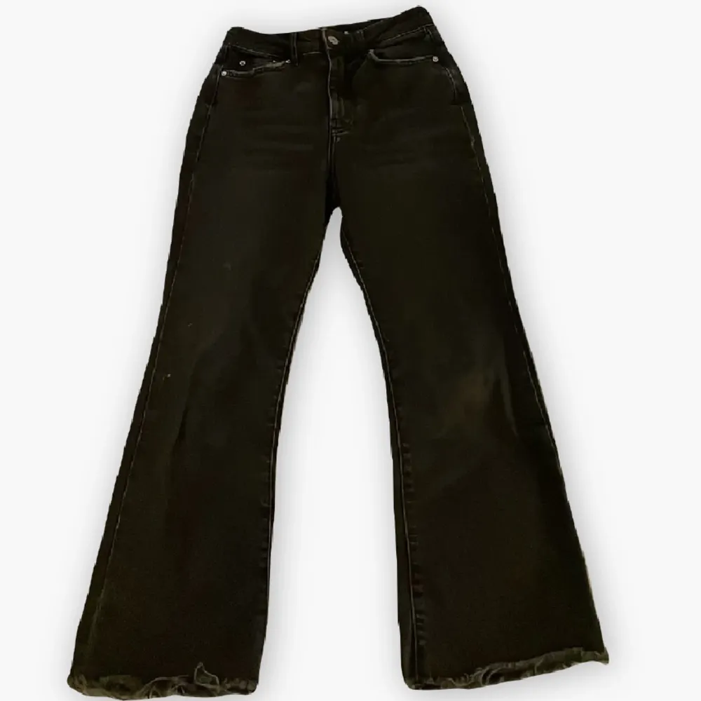 Svarta jeans! För små för mig så kan tyvär ej skicka bild på. Avklippta lapp men skulle gissa att storleken är xs. Jeans & Byxor.