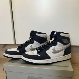 Jordan 1 Midnight navy High - Jordan 1 Midnight navy High. Fint skick. Vita skosnören kommer även med. Köpte dem för ungefär 4500.