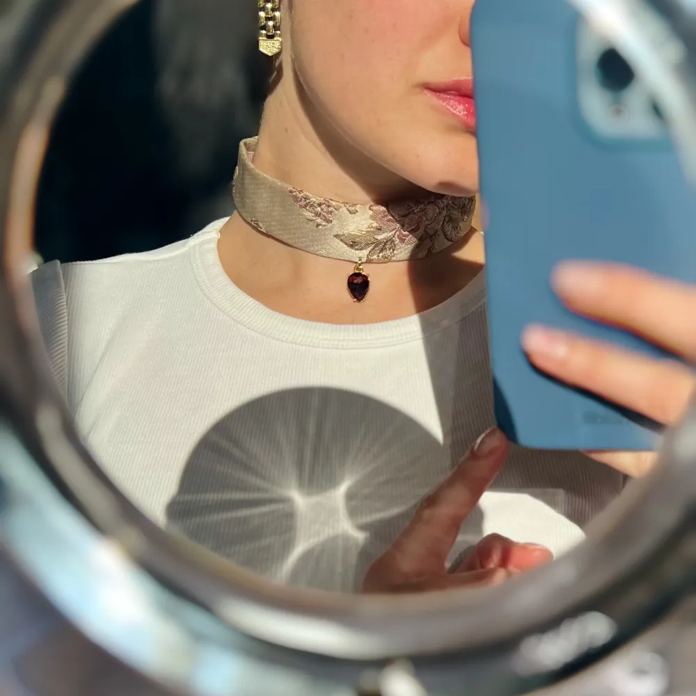 Vacker choker som inte kommer till användning. Tror den är vintage.  Limmet har släppt lite på insidan och lite fläckar av smink. Dm för fler bilder. . Accessoarer.