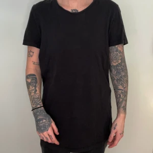 T-shirt  - Jag är 160 cm lång  Kan mötas upp eller skicka