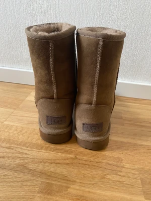 UGG Hickory  - Säljer mina fina uggs då jag upptäckt att storlek 38 är för litet för mig.   Färgen heter ”hickory”. De är använda ett fåtal gånger men helt intakta och mycket bra skick. Fler bilder bilder skickad på begäran. Inköpta på footway, kvitto finns!