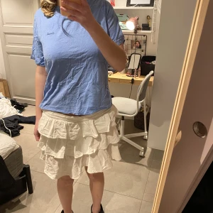 T-shirt  - Blå T-shirt från H&M i storlek S. Bra skick. Färgen ser ut som den på första bilden.