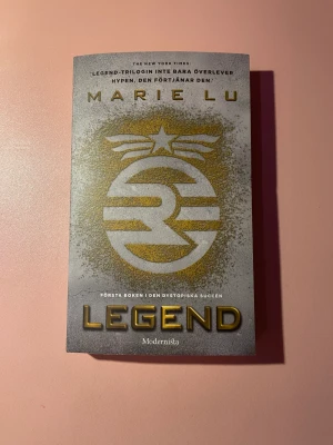 Legend av Marie Lu - Boken är på svenska. Nytt skick. Kan skicka fler bilder om önskas.  Tar endast swish.