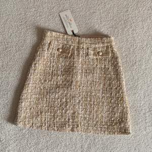 En MAGISKT fin kjol med tweed/struktur och invävt glitter och pärlor, från Lindex. Den är aldrig använd och behöver därför gå vidare. 🌻 Passar så bra till både vardags eller finmiddagar. 🌻