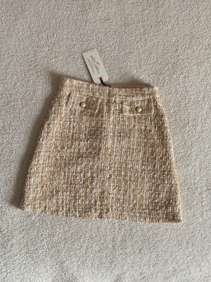 LINDEX HOLLY&WHYTE TWEED KJOL MED GLITTER - En MAGISKT fin kjol med tweed/struktur och invävt glitter och pärlor, från Lindex. Den är aldrig använd och behöver därför gå vidare. 🌻 Passar så bra till både vardags eller finmiddagar. 🌻