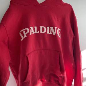 Oversized Spalding hoodie. Skönt material och bra passform!💕