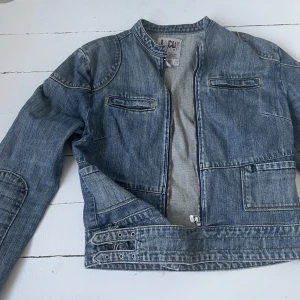 Jeans bikerjacka💙💙 - Supersöt till våren!! Köpt secondhand men i fint skick💘
