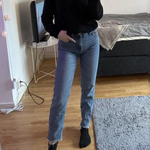 Bershka jeans - Säljer dessa superfina jeans från Bershska som sitter så fint på kroppen, tyvärr så passar/trivs jag inte i raka jeans så därför säljer jag dessa. Frakt tillkommer!🫶🏼