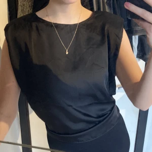 Satinblus - Med axelvaddar, stlr 42-44 men mindre än så på