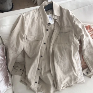 Linen blend overshirt  - Linen blend overshirt från dressman Skick: 10/10 Storlek L Köpte för 499kr Säljer för 399kr