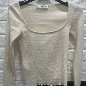Långärmad tröja - En långärmad krämvit tröja från mango i storlek xxs men passar även xs. Använd 1 gång så i bra skick🤍