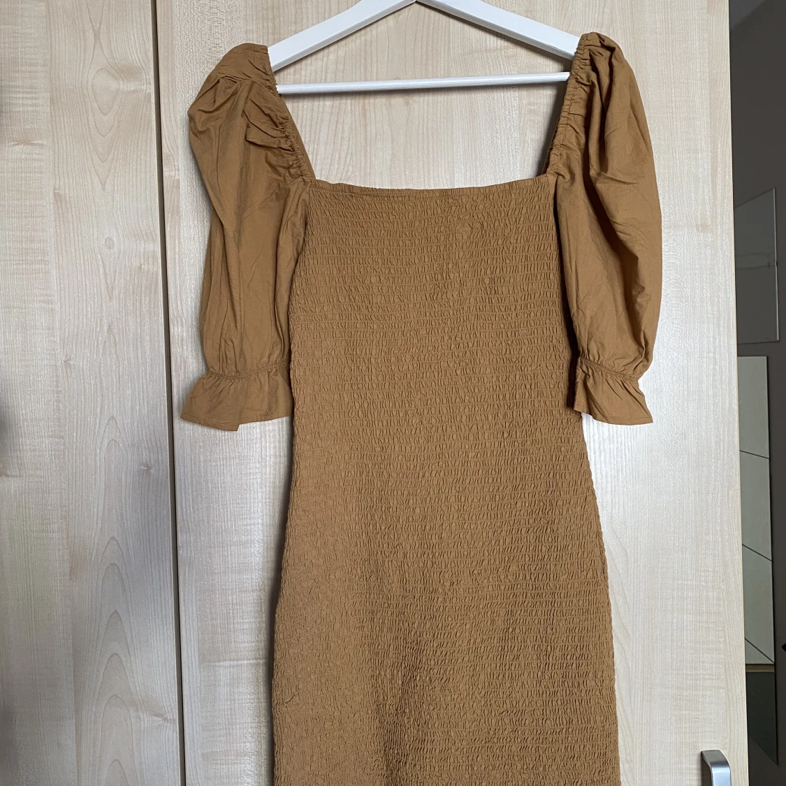 Tight klänning med puffarmar