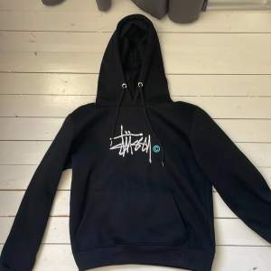 Stussy hoodie Säljer pga liten i storleken  Pm för mer bilder