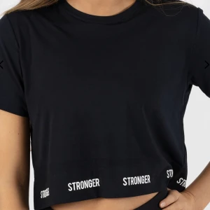 Stronger T-shirt  - Säljer denna super sköna tränings tröjan från Stronger på grund av att jag inte får användning av den. Jag har använt den ett par fåtal gånger💗köptes för 349 kr! 