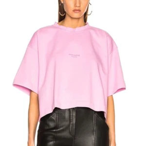 Acne Studios - tshirt - Så cool cropped tshirt från Acne! Använd ett fåtal gånger men kommer ej till användning längre❤️💓 passar en xs-m