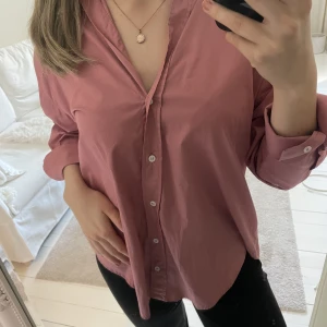 Oversisized skjorta - Oversisized så passar upp till storlek m skulle jag säga🌟