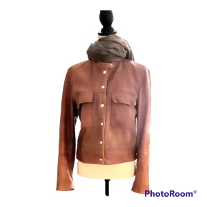 MNG Läderjacka  - Läderjacka Mango. St L. (38-40) Konjakbrun. Felfri. Använd fåtal gånger. Pris i butik 1499:-