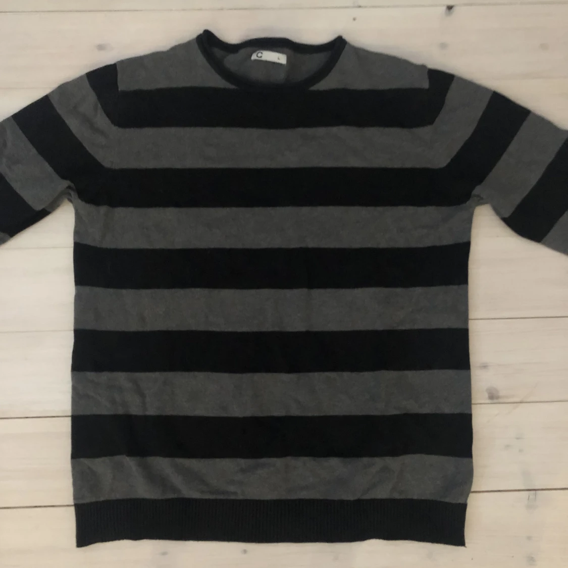 Randig grå och svart sweater - 90