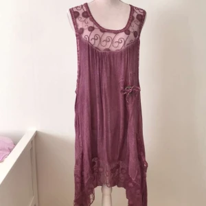 Lila klänning  - Lila klänning som man har över en annan klänning. I storlek S-L för 100kr. Helt oanvänd. 💜