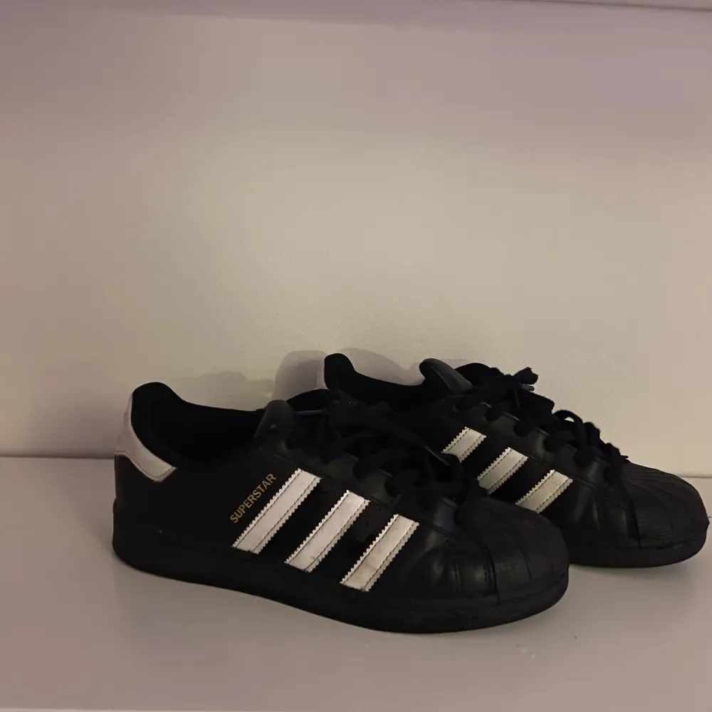  Adidas Superstar i storlek 40🔥 Perfekta skor att skatea i. Sulan är i väldigt bra skick som man kan se på bilden, men De är tyvärr creasade vid sidorna av tårna, men det är inget man tänker på. Priset är ej hugget i sten 🪨 ❕köparen står för frakt❕. Skor.