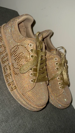 Snekers skor - helt ny och glitter snekers storlek 38  MCQUEEN