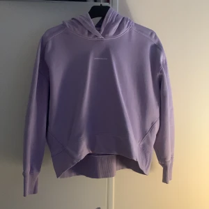 Calvin Klein hoodie  - Lila Calvin Klein hoodie, använt 1 gång. Nu pris 899kr mitt pris 500kr 
