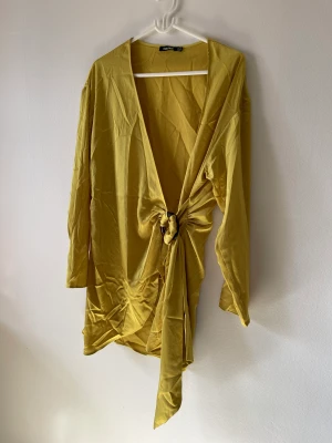 Jättefin kortare skjortklänning till sommaren 😍 - Superfint och aldrig använd skjortklänning/omlottklännings. Behöver strykas bara 🥰 