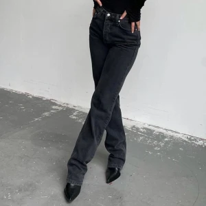 A-dsgn jeans - Lååånga jeans från A-dsgn. Har tyvärr blivit förstora för mig, endast använda en gång🖤Färgen är washed black. Storlek M.