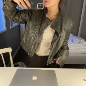 Petroff leather jacket - Intressekoll på min vintage skinnjacka från petroff!⭐️ Dessa ligger ute för ca 3k egentligen men jag är villig att sälja min för ca 500<33 