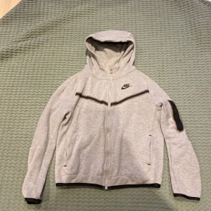 Nike tech fleece  - Hej säljer min Nike tech fleece storlek 158 (junior L) säljer för att den inte passar mig längre den är i bra skick inga skador dm för fler bilder 🤙