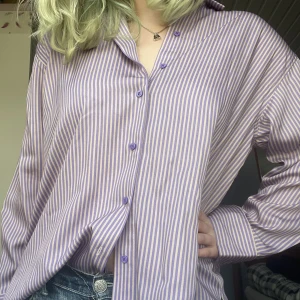 randig skjorta - en oversize skjorta från carin wester! den är lila randig och oanvänd men utan lappar🥰