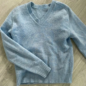 Stickad v-ringad tröja - Stickad tröja i superfin blå färg 🫶 köpt second hand så vet ej märke och storlek saknas, men skulle tro att det är S typ. Ni ser hur den sitter på mig som brukar ha xs. 💙