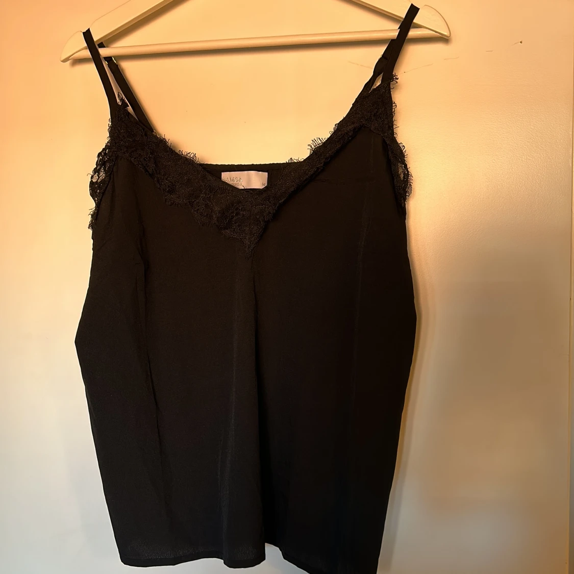 svart linne med spets