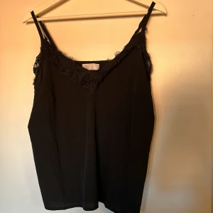 svart linne med spets - fint linne i svart med spets högst upp. oklart vilket märke. knappt användt