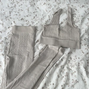 Träningset - Ett träningsett som inte kommer till användning. Köpt tidigare från hm, båda delarna är i xs