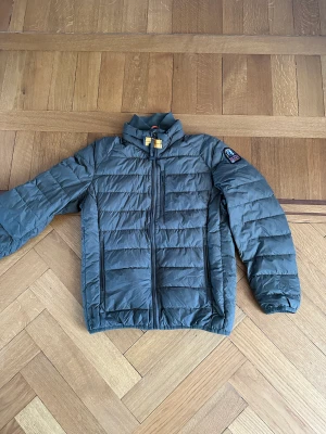 Parajumpers jacka barn - En gammal olivgrön parajumpers jacka som blivit för liten på mig Storlek Barn S(152cm)   Väldigt bra skick ca 8/10  Äkta såklart köpt på NK i Stockholm